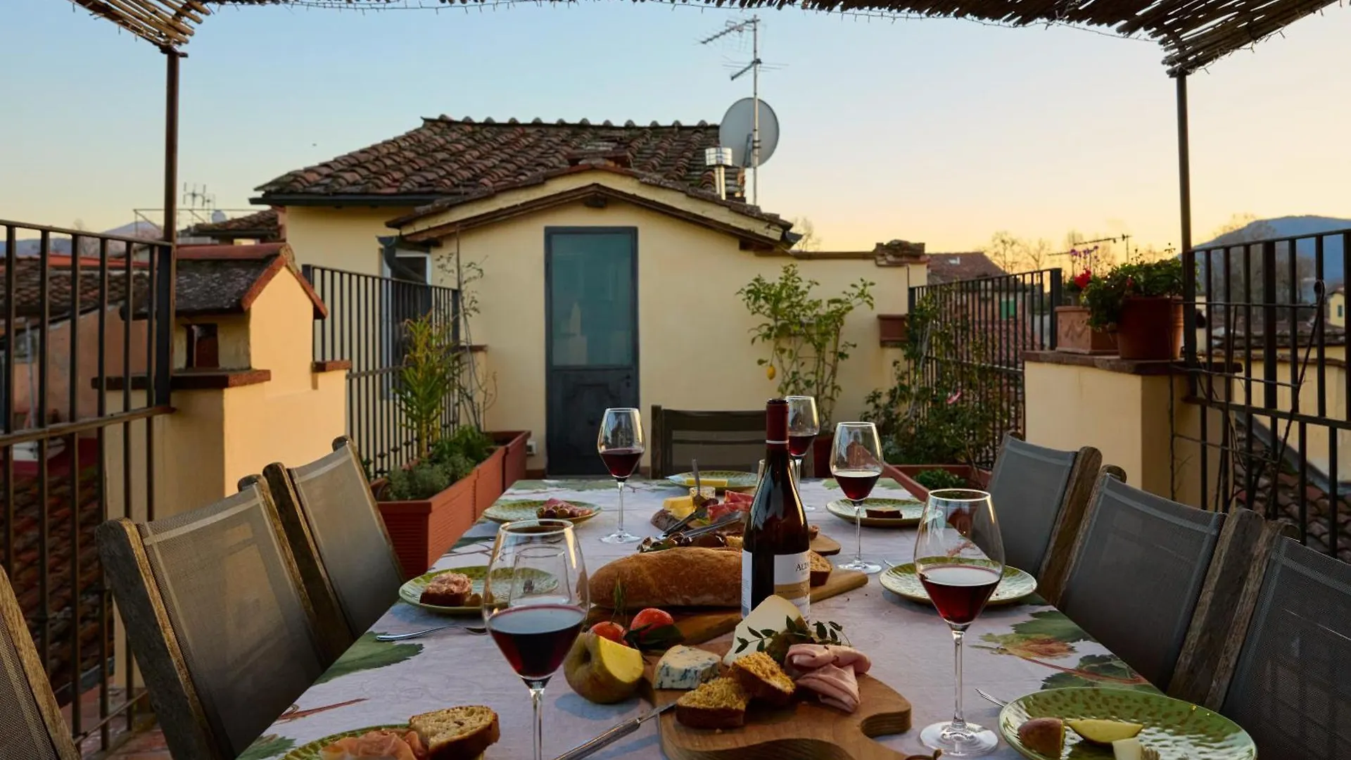 Terrazza - A Bella Vista Apartment - Luxury In Lucca Centro